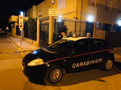 Fa un video, si ferisce e poi la minaccia alla moglie: "Adesso tocca a te"