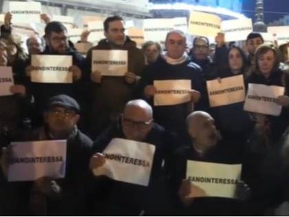 Genova, flash-mob contro le parole di Toscani
