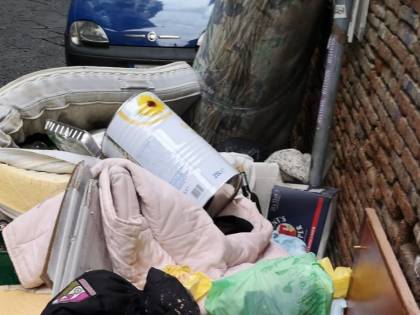 Discarica abusiva in via Santa Chiara: cittadini esasperati