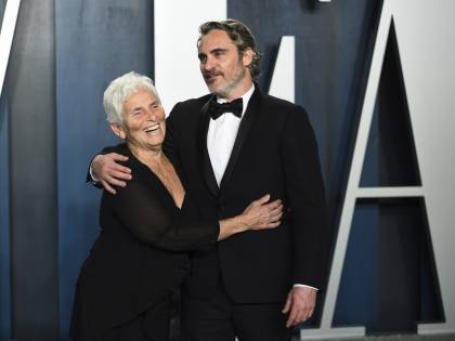 Joaquin Phoenix, festa post Oscar con mamma e fidanzata