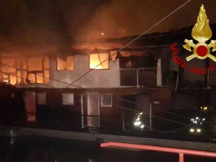 Incendio sul lungotevere, le fiamme distruggono un barcone