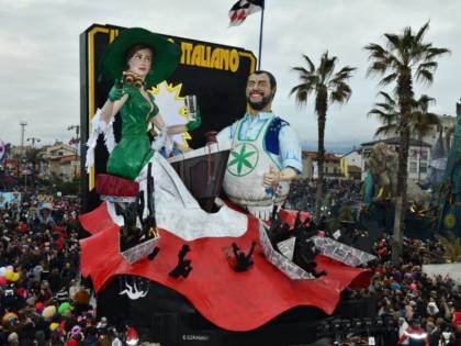 Le sardine non vogliono Salvini al Carnevale di Viareggio