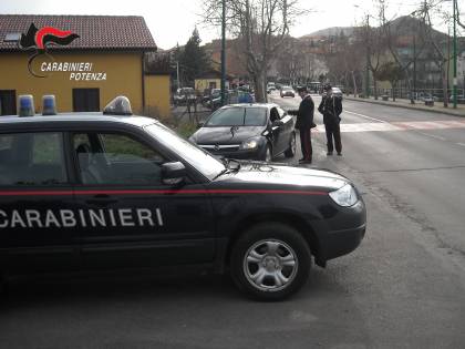 Potenza, aggredisce la fidanzata e l'amante: arrestato