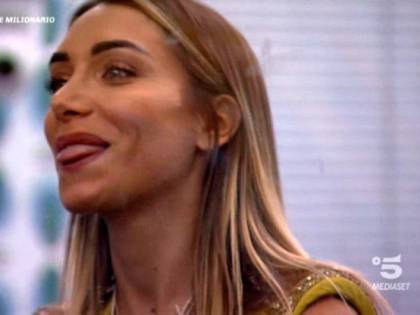 Elisa De Panicis a letto con Andrea Denver: la foto che scatena le polemiche sul web