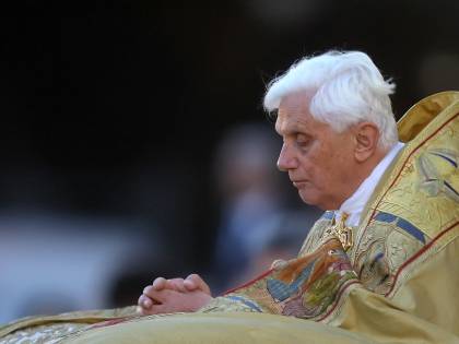 "Infezione al viso, ora parla appena". Le ore più difficili di papa Ratzinger