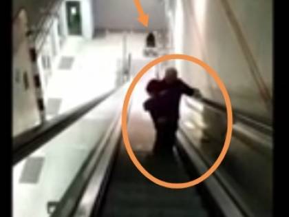 Metro Torino, l'ascensore è rotto: papà prende in braccio la figlia disabile