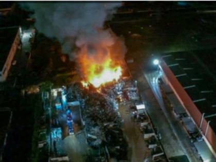 Incendio in un deposito di rifiuti di Acerra