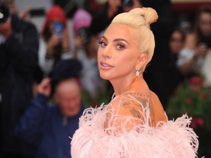 Lady Gaga senza trucco e con i capelli rosa