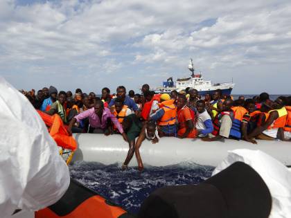 Migranti salvati dall'Aita Mari: fermati gli scafisti