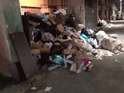 Le immagini del degrado nei parcheggi sotterranei del Centro direzionale