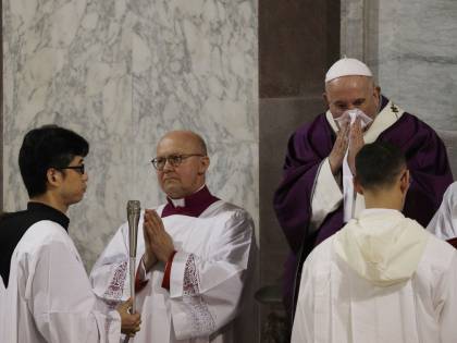 Raffreddore per il Papa. Salta incontro coi parroci