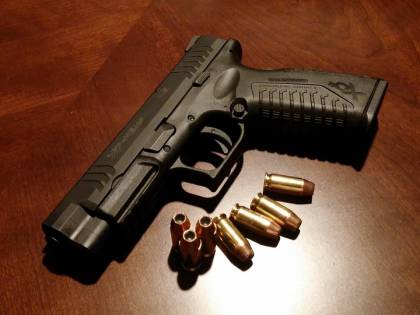 Texas, donna si fa un selfie con una pistola in mano e spara per sbaglio al nipotino