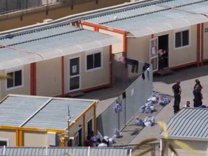 I migranti della Sea Watch messi in quarantena nella caserma delle fughe di massa