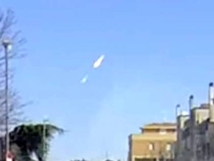 Meteorite sui cieli del Nord, enorme scia avvistata in pieno giorno