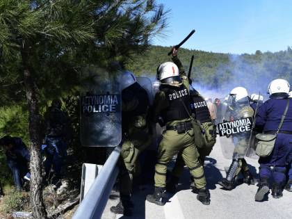 Migranti, il grido di Atene: "Da Erdogan un attacco pianificato all'Europa"