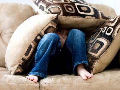 Padre dorme con la figlia e la violenta: la madre sa tutto
