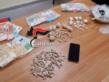 Nascondevano droga e denaro in casa: arrestate quattro persone a Scampia
