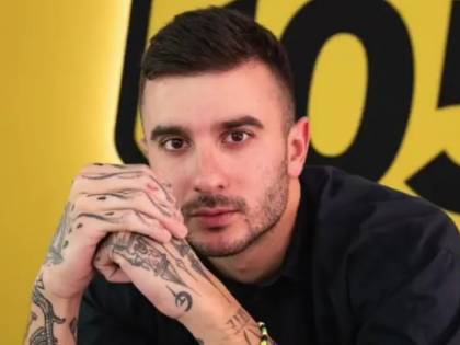 "Bevevo perché mi sentivo solo". Il rapper Junior Cally racconta il suo passato tormentato