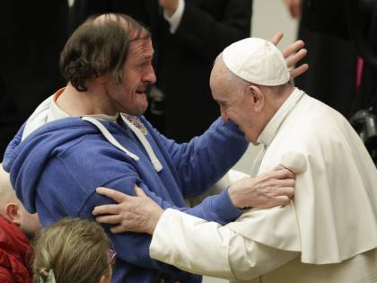 Il Papa tuona nel nuovo libro: "I populisti si credono Dio"