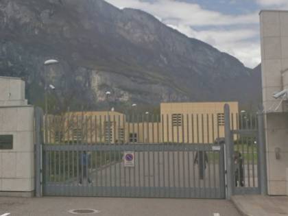 Trento, pugni e bastonate: detenuto magrebino ferisce poliziotto