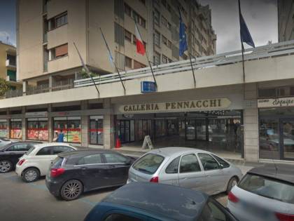 Ubriaco aggredisce gli agenti, poi il 28enne devasta questura