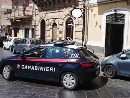 "I soldi o ti ammazzo": il 16enne trascina la madre per i capelli