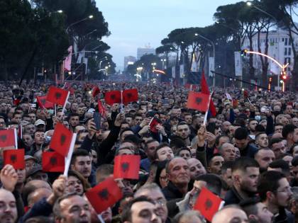 L'Ue prosegue verso il baratro e adesso vuole allargarsi a est