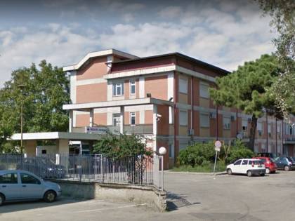 Gioia Tauro, gambiano danneggia ospedale e attacca medici e militari