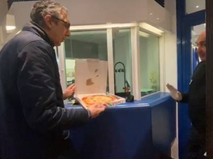 Max Bastoni consegna pizza al console francese: "Vostre scuse irricevibili"