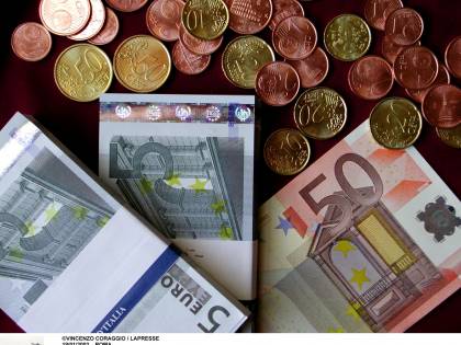 Coronavirus, l'allarme Oms: "Banconote veicolo contagi"