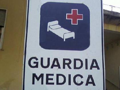 Pensa che la moglie abbia il coronavirus e aggredisce una dottoressa