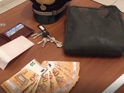 Ruba la borsa ad un'anziana e poi propone uno scambio: ladro in arresto