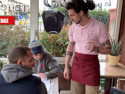 "Io non chiudo". Nella Prato deserta Andrea è il simbolo di un'Italia che non si arrende