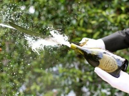 Ferita dalla"sciabolata" dello champagne: discoteca paga 64 mila euro
