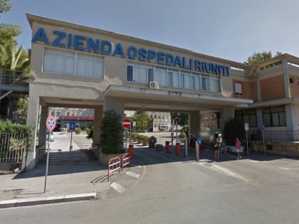 Foggia, violenza in ospedale: figli paziente aggrediscono sanitario