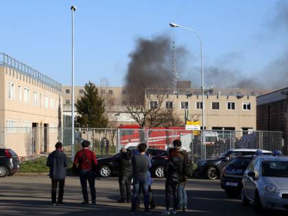 Scoppia la rivolta dei detenuti: due agenti sequestrati a Pavia