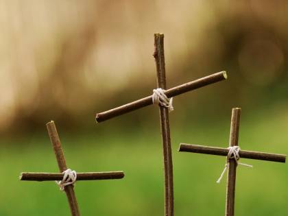 India, fanatici fanno togliere la statua di Gesù e le croci dal cimitero