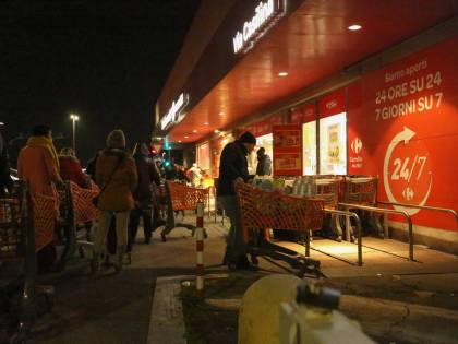 "Si può andare a fare la spesa", ma nella notte parte l'assalto ai supermercati