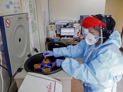 Lo studio: "Sars-CoV-2 è più letale dove l'aria è inquinata"