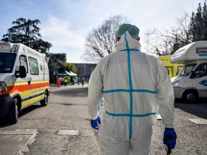Coronavirus, donna in quarantena con marito morto in casa