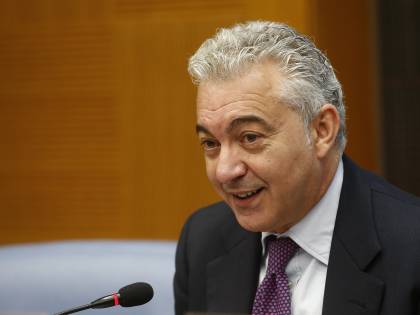 I guai di mister Mascherina: indagine sui suoi stipendi