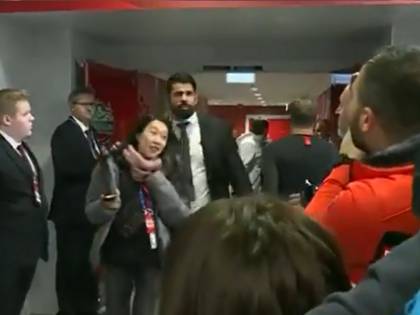Diego Costa, gaffe sul Coronavirus: finge di starnutire addosso ai giornalisti