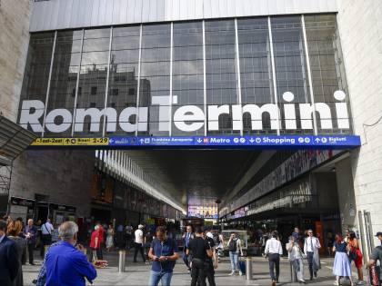 Rapina choc a Termini: 21enne aggredita da straniero per 2 pacchetti di sigarette