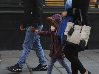 Vede l'amante in segreto ma è positiva al coronavirus e contagia il figlio