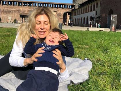 Paola Caruso a spasso per Milano, il web insorge: "Sei da denuncia, stai a casa"