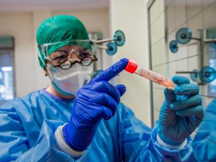 L'errore nei test, ecco perché si torna positivi dopo due tamponi negativi