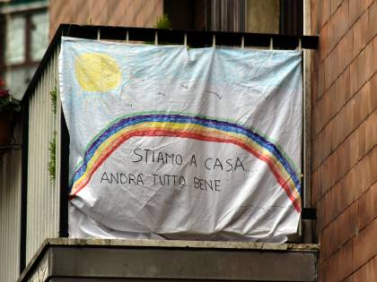 Quarantena sì ma con stile: in balcone c'è il Djset che suona
