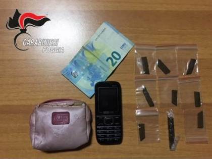 Esce di casa per spacciare hashish: minorenne in arresto
