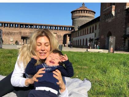 Selvaggia Lucarelli contro la Caruso: "Posta foto all'aperto"