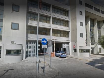 In strada col machete, poi aggredisce agenti: un ghanese in manette